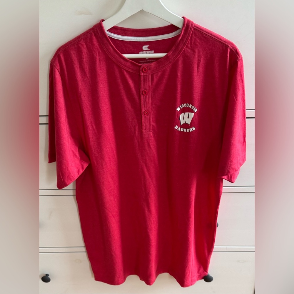 Wisconsin Badgers Colosseum men’s Red Henley cotton blend logo Tee size L casual